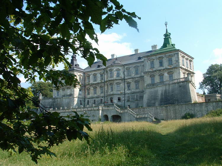 Ruiny zamku Rzewuskich w Podhorcach.