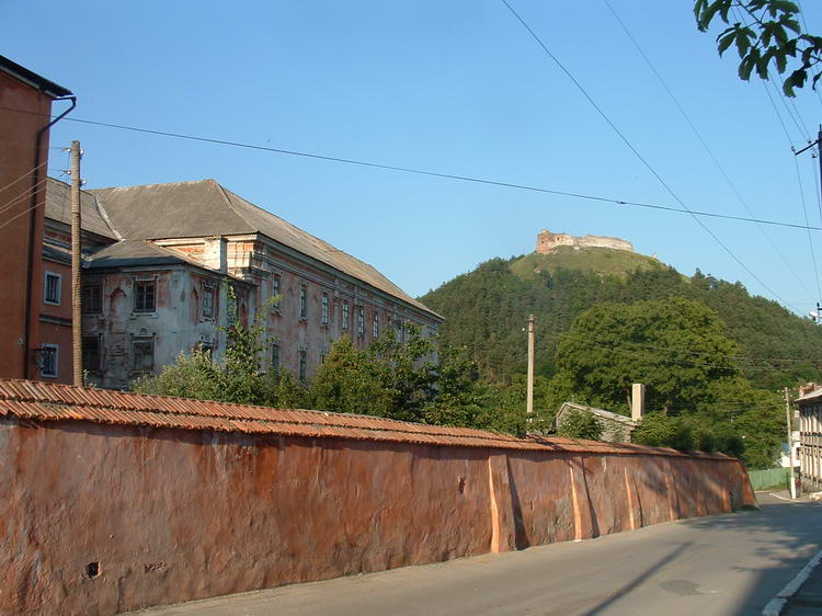 Ruiny zamku w Krzemiecu (207 metrw nad miastem). Po lewej za murem synne liceum krzemienieckie zaoone przez Czackiego i Kotaja.