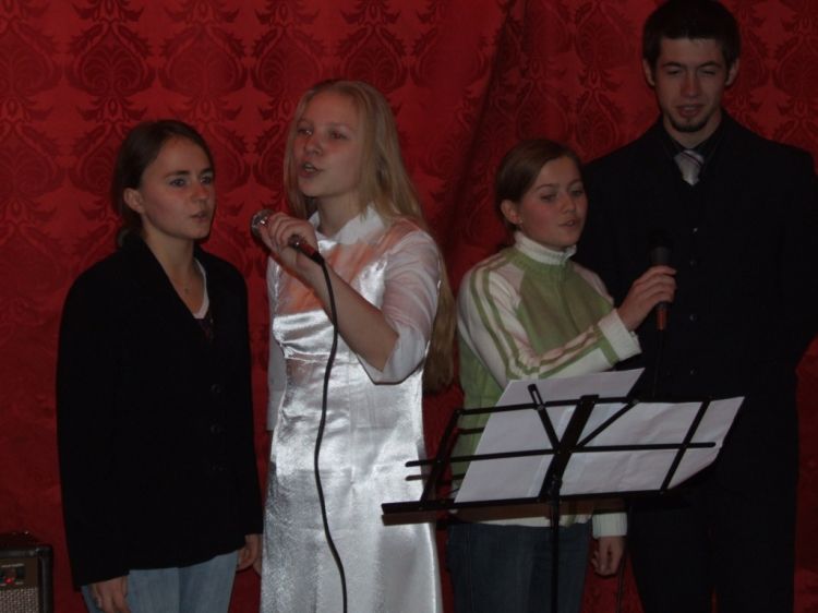 Ewelina, Basia, Mariola i Łukasz w finałowej piosence.